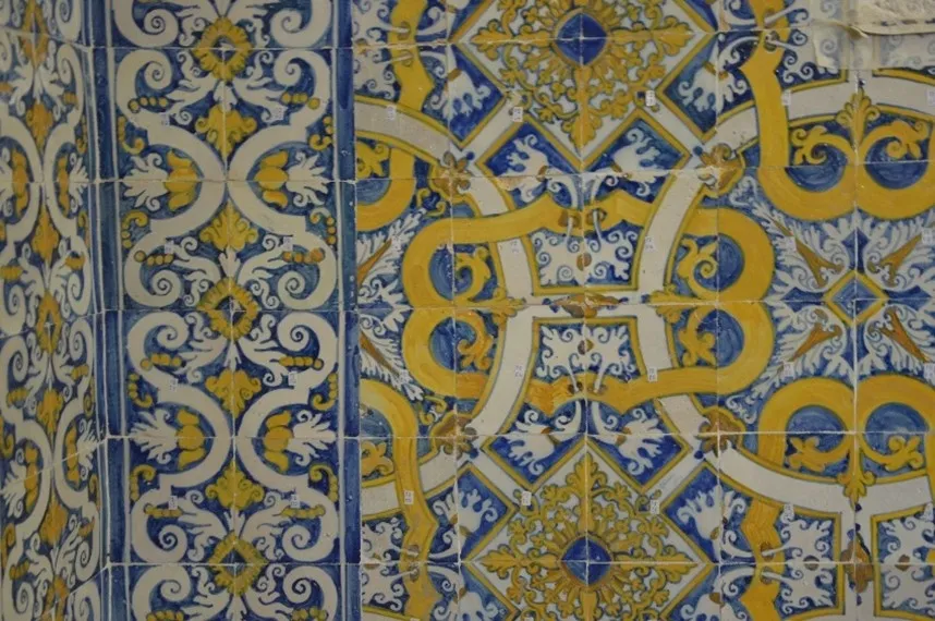 "PASSO A PASSO, <br />
AZULEJO A AZULEJO"